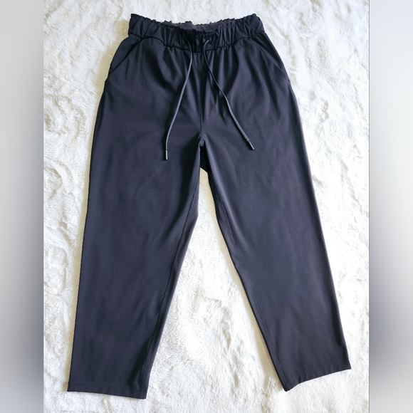 Lululemon Keep Moving Crop 23". Size 6. Black. With pockets. Stretchy - Picture 9 of 9
